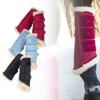 Nahaufnahme Pferde Vorderbeine eines Schimmels mit angebrachten Gamaschen Softslate Evo-Wool in der Kollektionsfarbe silkblue, Untergrund/Hintergrund Stallung.