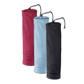Vertikale Taschenverpackung in der Kollektionsfarbe deepgrey mit Kordel-Zugverschluss und Logo-Emblem ton-in-ton für vier eingerollte Bandagen übereinander, Hintergrund weiß.
