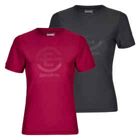 Vorderseite der T-Shirts Tech Jersey mit ton-in-ton Eskadron Print im Brustbereich in den Kollektionsfarben berryfusion und deepgrey, Hintergrund weiß.
