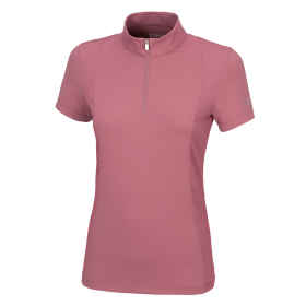 Vorderseite Pikeur Turnier T-Shirt Brinja in der Kollektionsfarbe noble rose mit Stehkragen und halben Reißverschluss, Hintergrund weiß.
