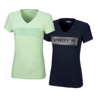 Vorderseite T-Shirt in der Farbe soft lind/lindgrün mit V-Ausschnitt und Logo ton-in-ton im Brustbereich, Hintergrund weiß.