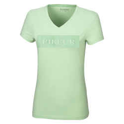Vorderseite T-Shirt in der Farbe soft lind/lindgrün mit V-Ausschnitt und Logo ton-in-ton im Brustbereich, Hintergrund weiß.