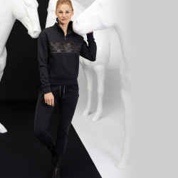 Image Bild: Vorderansicht, Model trägt die Pikeur Joggers Athleisure HW 2023 in der Kollektionsfarbe caviar/schwarz mit dem dazu passenden Pikeur Zip Sweater Athleisure HW 2023, Hintergrund schwarz-weiß mit weißen Pferden Statuen.