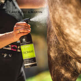 Image Bild: Detail-Nahaufnahme zeigt das Citromax Insektenschutz Spray mit zielgenauem Sprühnebel während der Anwendung am Pferd, Hintergrund Natur und Grün dezent verschwommen.