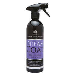 Vorderseite schwarze Aluminium Sprühflasche Dream Coat Fellglanz Spray 500 ml mit Label in lila, Produktangaben und schwarzen Sprühkopf, Hintergrund weiß.