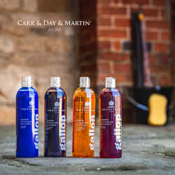 Image Bild: Die vier Produktflaschen der Farbglanz Shampoo Serie von Gallop in den Farben blau, schwarz, orange und rot stehen in einer Reihe auf dem Stallboden mit Eimer und Schwamm im Hintergrund.